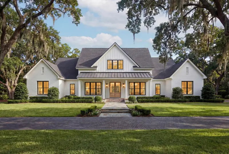 Transitional Family Home: Four Bedrooms, Fluid Interior Zones, And Integrated Outdoor Living Areas 1